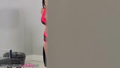 Оголена модель повія показує чудові цицьки