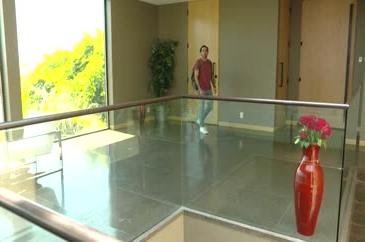 мила порнозірка Ванесса Кейдж демонструє дивовижні величезні сиськи