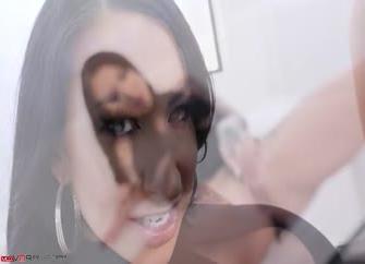 Рогова Стерва любить торкатися своїх чудових цицьок, а також симпатичного пизда