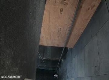 мила матуся Алекс Вугілля приносить вражаючі величезні глечики