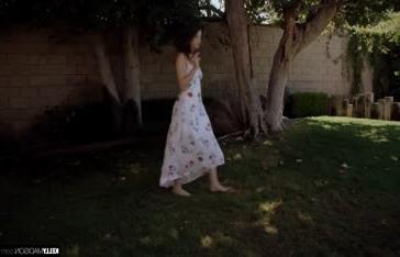 Еротична сцена з чудовою оголеною моделлю September Reign