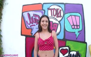 Хтива модель підлітка торкається великої дупи