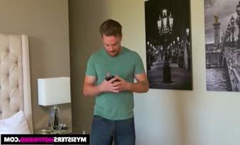 мила порнозірка Джейн Уайльд розкриває дивовижні величезні груди