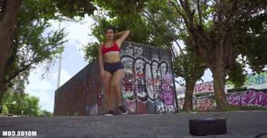 сексуальна мама Катана Комбат приносить оголену величезну дупу