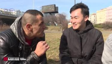 маленька матуся Сара Кей приносить сексуальні великі груди