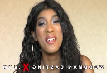 Оголена підліток отримує ерегований пеніс всередині її пизда